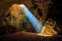foto del interior de las cuevas de friouato