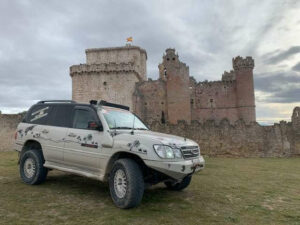 Todoterreno junto a castillo